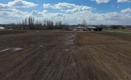 Çiftçiler tarlalarını 2 ay önce sulamaya başladı