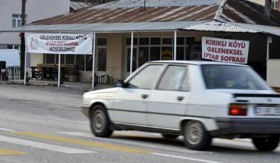 Köy muhtarı başlattı 20 yıldır devam ediyor! Yoldan geçenlere ücretsiz iftar yemeği